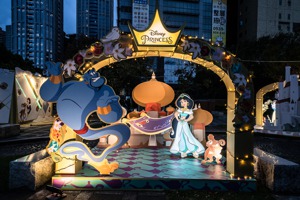 「2020新北歡樂耶誕城」今年與迪士尼合作，萬坪公園燈區有「迪士尼公主的童話森林」。圖／新北市觀旅局提供