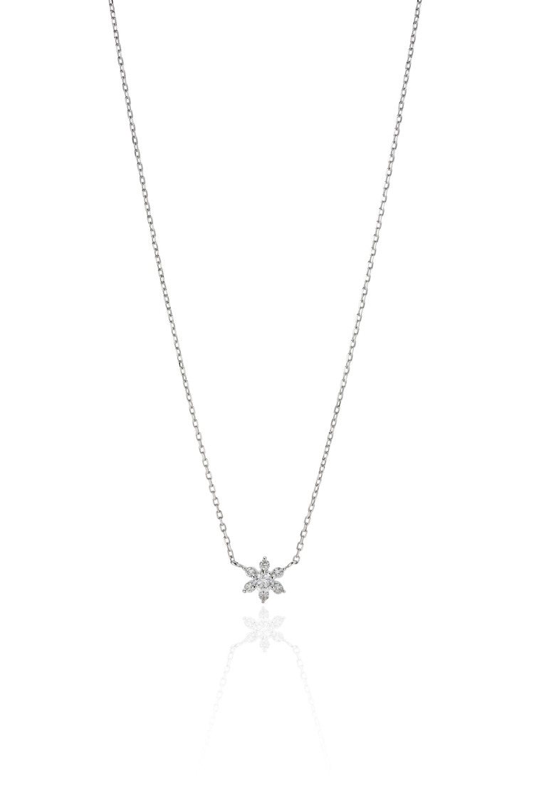 銀座白石雪花美鑽鑽鍊，以七顆鑽石勾勒出雪花外型，象徵兩人相處的美好回憶