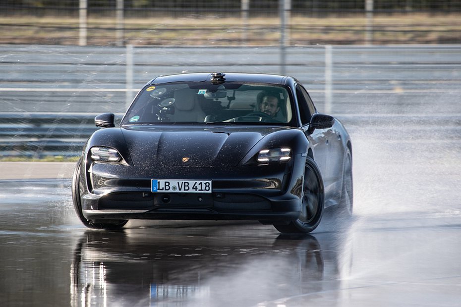 保時捷純電跑車Taycan在電動車領域獲得最長甩尾紀錄金氏世界紀錄（Guinness World Records）認證。 圖／Porsche提供