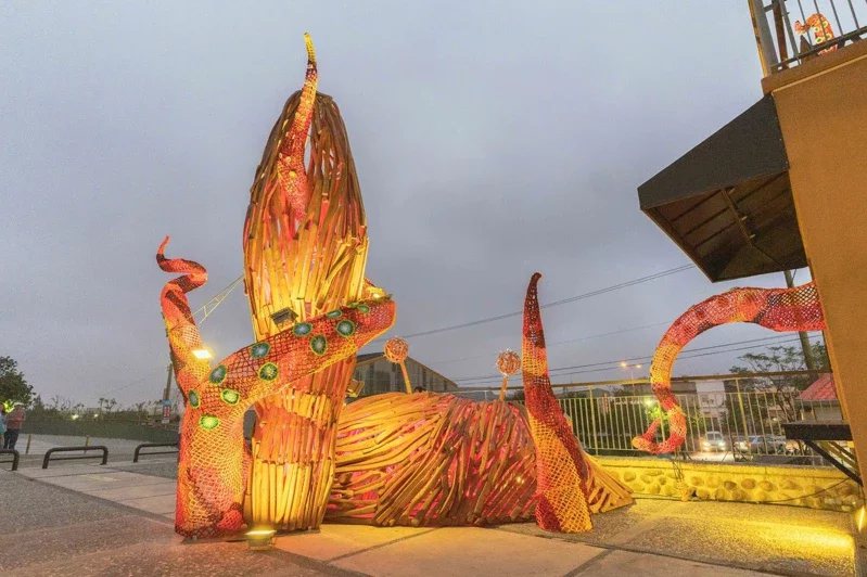 「海味十足」呈現螃蟹與大海怪搏鬥畫面，充滿生命力。 圖／新竹市政府提供