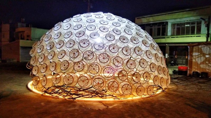 被民眾稱「大貝殼」的作品名為「共生螺旋」，以96個「古錐籃」堆疊，打造成香山盛產...