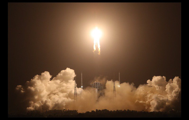 大陆嫦娥五号探测器24日4时30分成功发射。 新华社