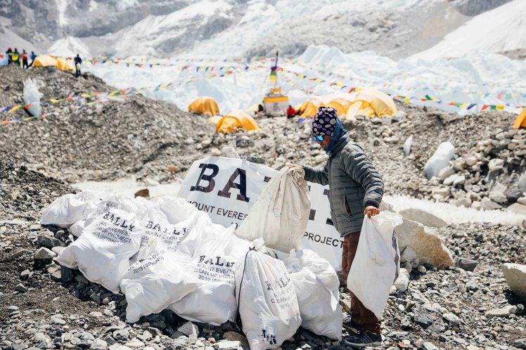 BALLY巔峰展望計畫在海拔8,848公尺高的區域，清理出2噸的垃圾。圖／BAL...