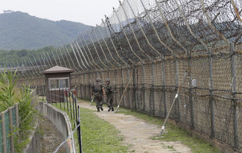 近日一名北韩男子越过两韩边境围栏叛逃，特别的是他自称前体操选手，还说自己是「跳越飞过」边境围栏的，南韩军方正着手调查。 美联社
