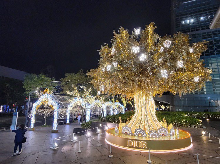 台北101松智大門Dior光雕藝術耶誕樹。圖／台北101提供