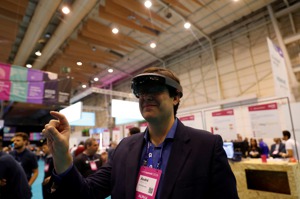 各界對VR的興趣也促成相關新創公司大舉湧現，像「Gather」就提供實體空間的虛擬版本，如婚禮、派對、會議和集會等活動。路透
