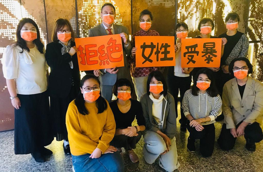 今天是「國際終止婦女受暴日」，駐台北以色列經濟文化辦事處今與婦女救援基金會人員一起戴上橘色口罩，呼籲世界關注疫情下的性別暴力問題。圖/婦援會提供