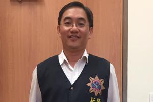 新竹市刑警大隊副大隊長吳文華2015年買了一件原色牛仔褲，無論坐辦公室、率隊辦重大刑案、追捕通緝犯，他都「一褲穿到底」，逐漸穿出符合身形的皺褶刷色。記者王駿杰／攝影
