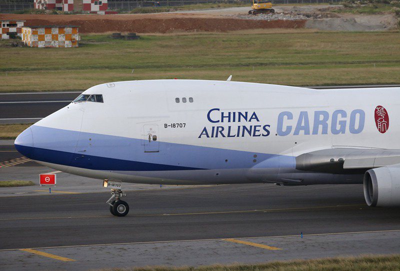 中華航空公司波音747-400F貨機標準塗裝機身前半段特寫。記者陳嘉寧／攝影