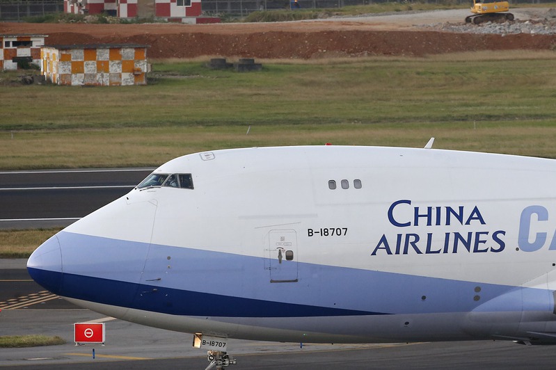 中華航空公司波音747-400F貨機標準塗裝機身前半段特寫。記者陳嘉寧／攝影