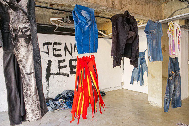 「JENN LEE 你就是宇宙—舊物再造X永續時尚」展覽在「濕地（venue）」三樓空間快閃展出。圖／JENN LEE提供