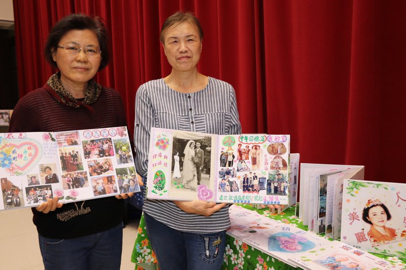 周麗卿（左）和嫂嫂周王素貞(右)陪媽媽一起完成「阿祖、阿嬤、媽媽」的生命繪本。 ...