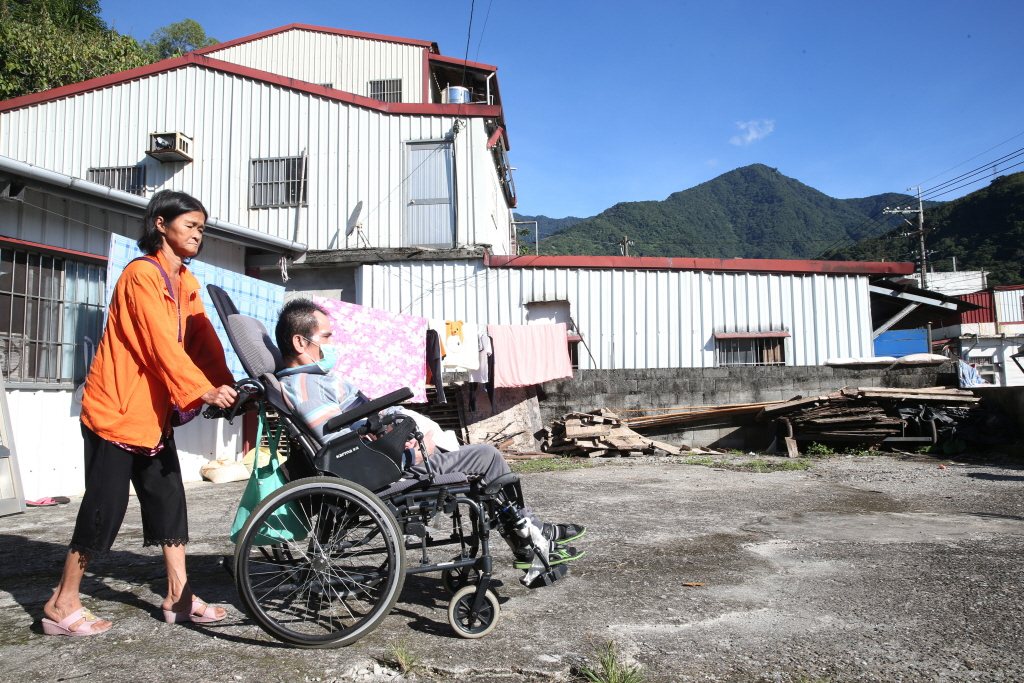 台灣都會區醫療資源可說已飽和，但在偏遠的海角山區，卻居住著一群醫療弱勢的族群，他們的就醫路必須百轉千迴。