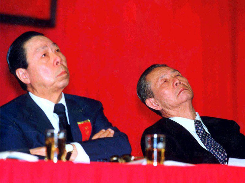 王永慶（右）、王永在兄弟出席台塑股東會，兩人在台上不約而同抬頭、若有所思。圖／聯合報系資料照片