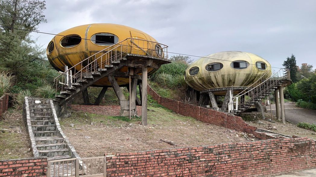 萬里區翡翠灣太空玲瓏屋荒廢30多年，飛碟型的外觀加上充滿廢墟感的氛圍，成為打卡熱...