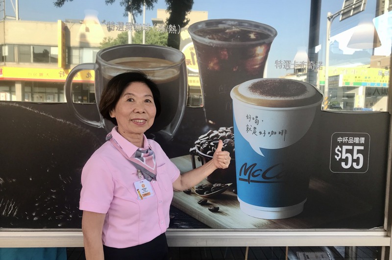 被稱為「永平阿姨」的彭楊永平，在連鎖速食餐廳工作22年，她今年已80歲仍樂在工作。記者洪敬浤／攝影
