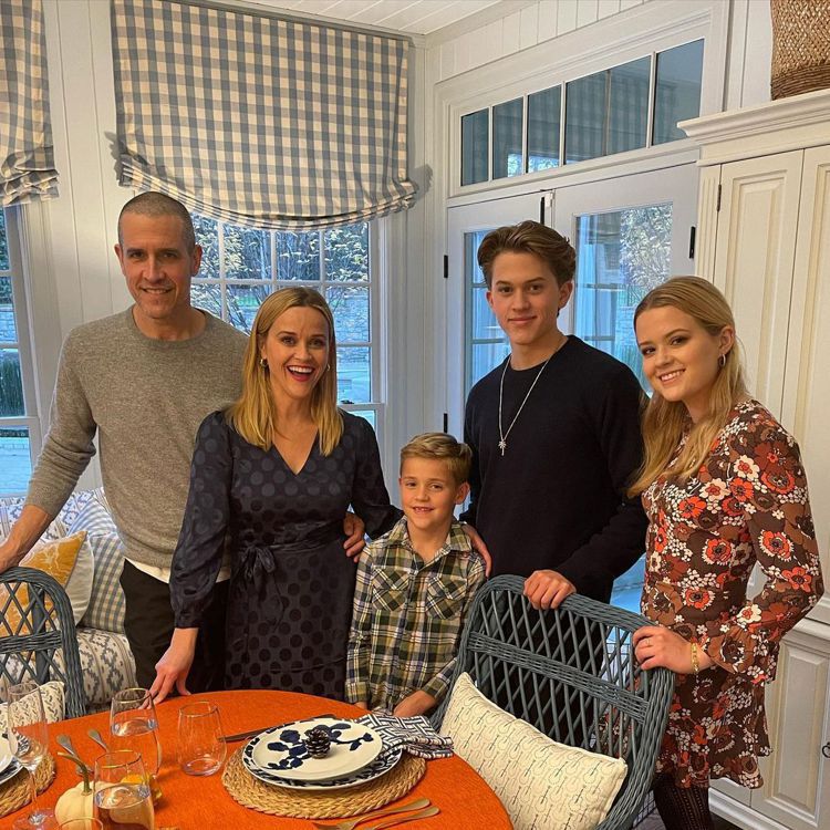 瑞絲薇絲朋（左二）和丈夫、孩子們一起共度感恩節。圖／摘自Instagram