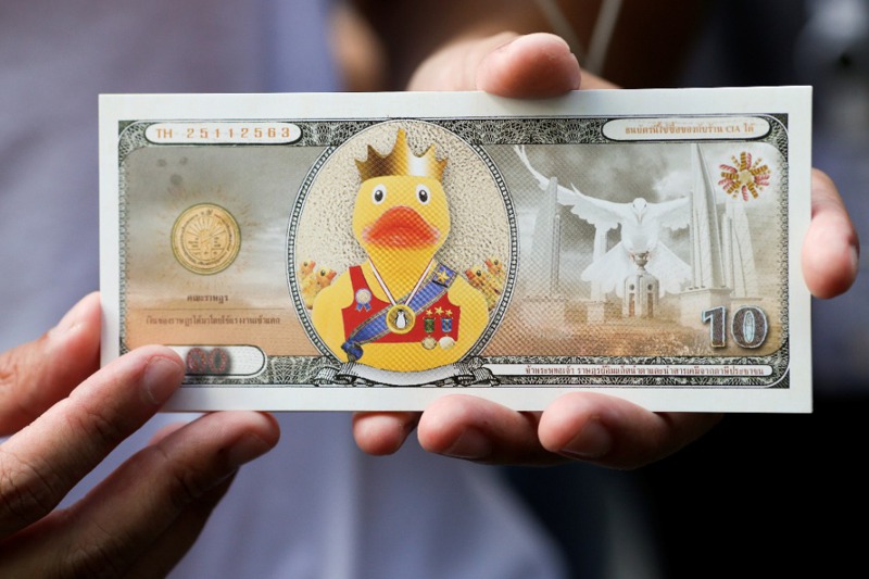 泰國抗議民眾自己印製小鴨鈔票，但印再多也沒有泰王多，諷刺泰王口袋裡400億美元的龐大資產。路透