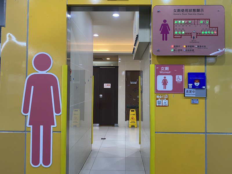 北捷智慧化系統會在廁所門口裝設燈號顯示裝置，示意哪些廁間有人在使用，還會偵測民眾使用時間。記者魏莨伊／攝影