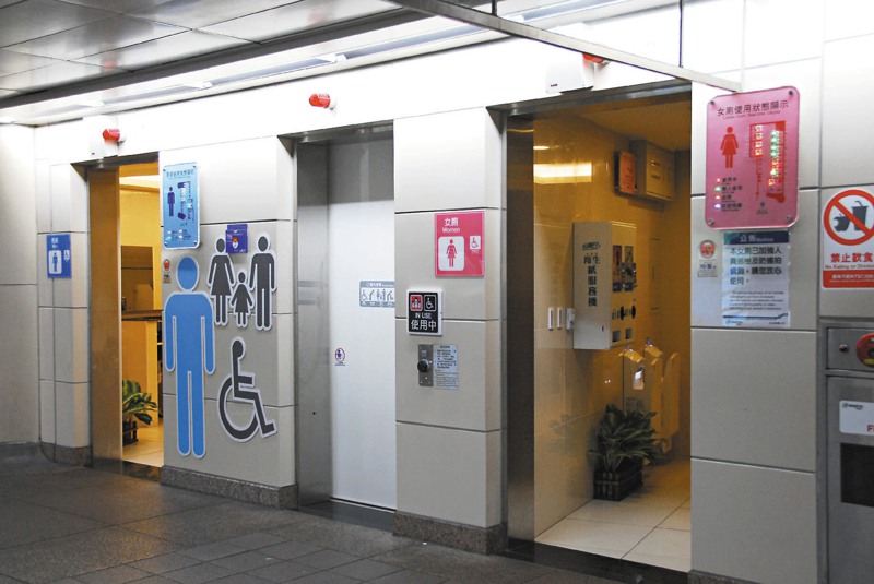 北捷智慧化系統會在廁所門口裝設燈號顯示裝置，示意哪些廁間有人在使用，還會偵測民眾使用時間。圖／捷運公司提供