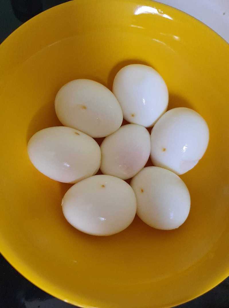 一名女網友在超市買了一盒雞蛋回家做水煮蛋，剝開蛋殼卻發現上面各有小黃點，鄉民們看了紛紛點出原因所在。 圖／翻攝自「我愛全聯-好物老實説」