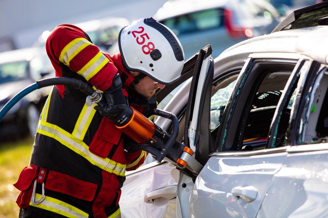 VOLVO 原廠與瑞典官方救援部門有著緊密合作關係，不僅提供安全中心撞擊測試的車...