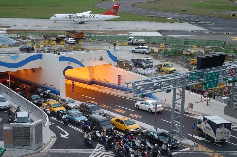 台北市復興北路穿越松山機場的車行地下道，2006年11月29日開放通車，難得一見汽、機車與飛機來回穿梭。圖／聯合報系資料照片