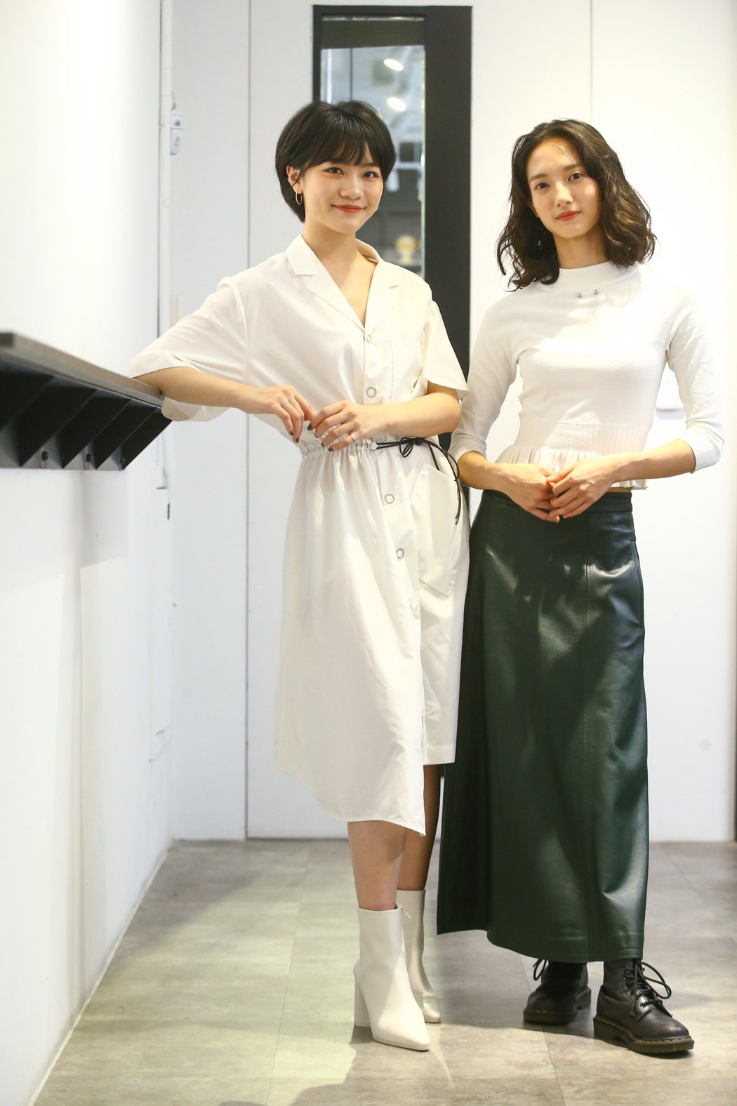 韓寧(右)、李玲葦在「返校」影集中分飾學姊、學妹。記者葉信菉／攝影