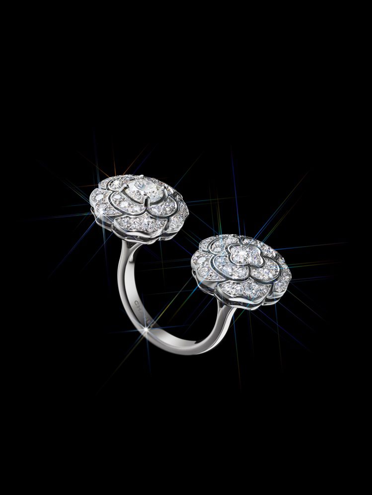 BOUTON de CAMÉLIA指間戒，18K白金鑲嵌鑽石，123萬7,000元。圖／香奈兒提供