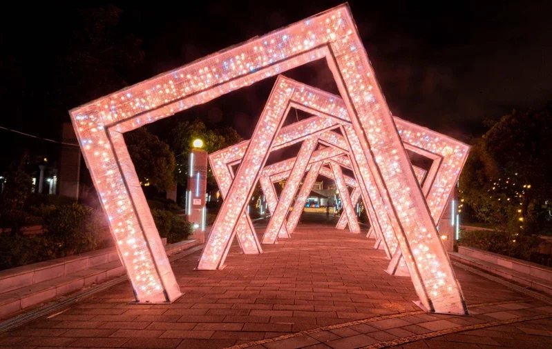 台北最High新年城7大藝術裝置昨晚點燈，圖為天母運動公園燈飾。 圖／北市觀傳局...