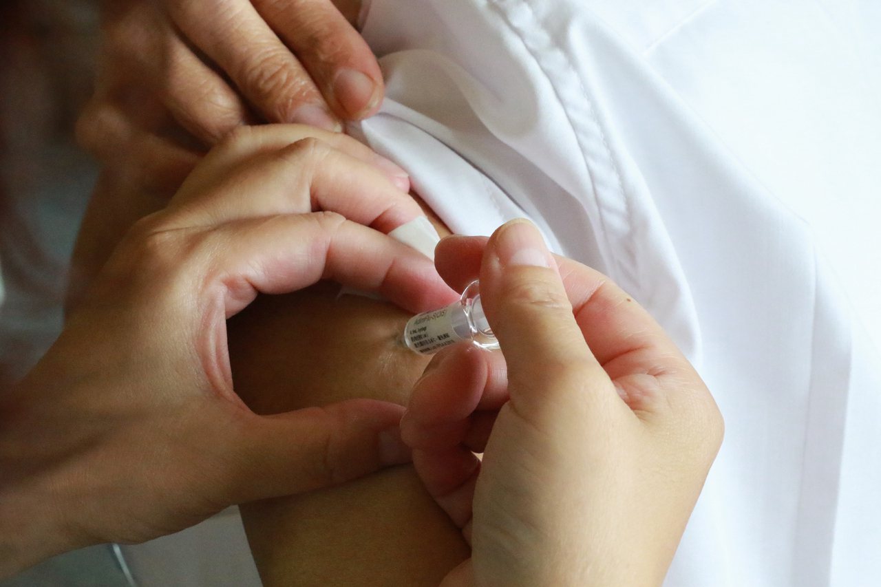 今（1日）起50至64歲無高風險慢性病成人恢復接種公費流感疫苗，剩餘約31萬餘劑可供接種。中央社