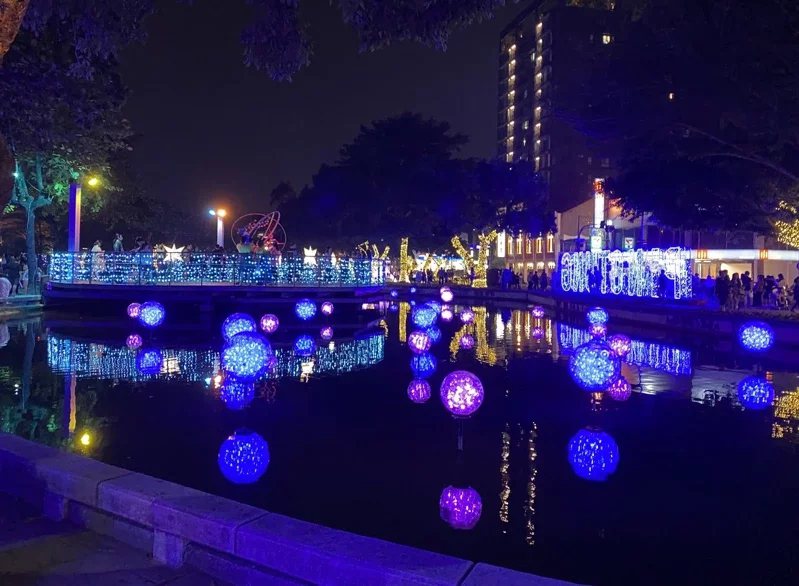 2020屏東耶誕節以青藍色調為基調，將百年的屏東公園打造成極光耶誕村，光彩絢麗的...