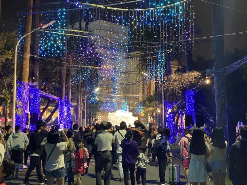 2020屏東耶誕節以青藍色調為基調，將百年的屏東公園打造成極光耶誕村，光彩絢麗的...