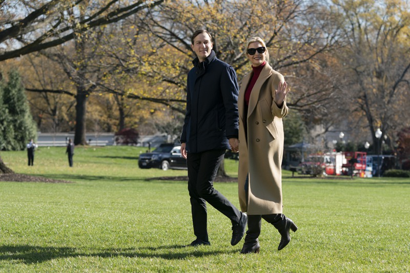 美國第一千金伊凡卡和夫婿庫許納11月29日和川普總統一起搭乘直升機從大衛營回到白宮。美聯社