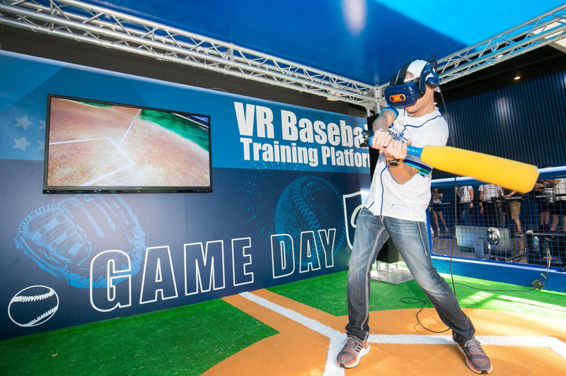 台灣大哥大總經理林之晨體驗「超5G應用」高科技VR棒球遊戲。圖／台灣大哥大提供