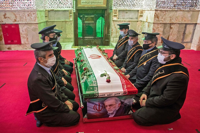 伊朗30日舉行隆重喪禮，安葬遇襲喪生的核武科學家法克里薩德，圖為軍方成員當日圍坐在法克里薩德的棺木旁。法新社