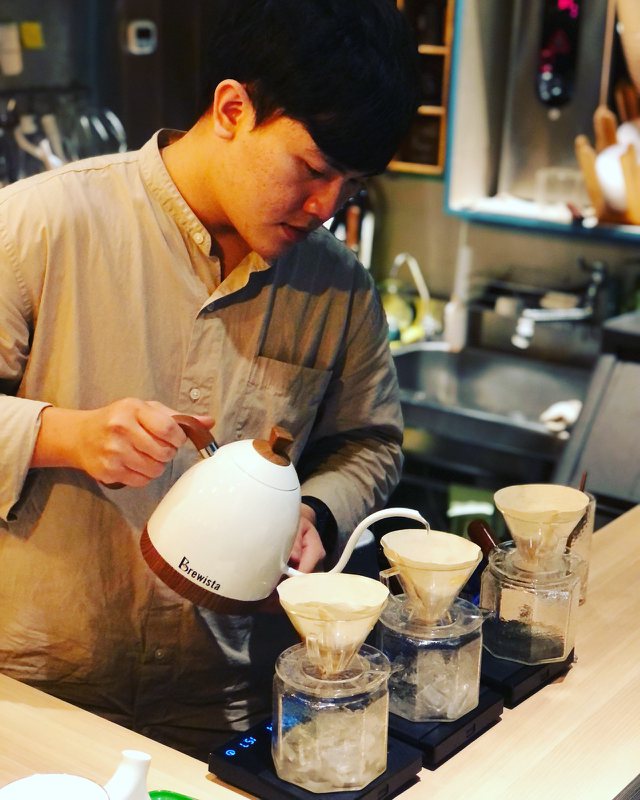 咖啡師~托托正在專心的幫客人沖製咖啡。
