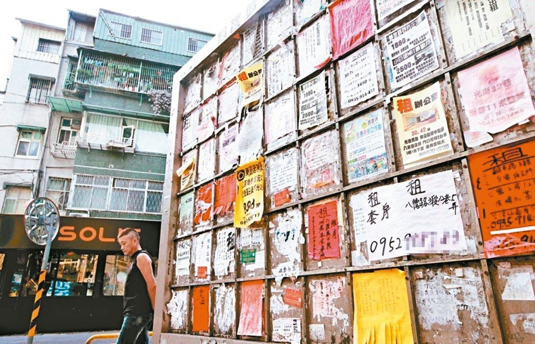 台北市中山區合江街一處46年老公寓10日下午執行三拍，吸引50人進場搶標法拍屋。...