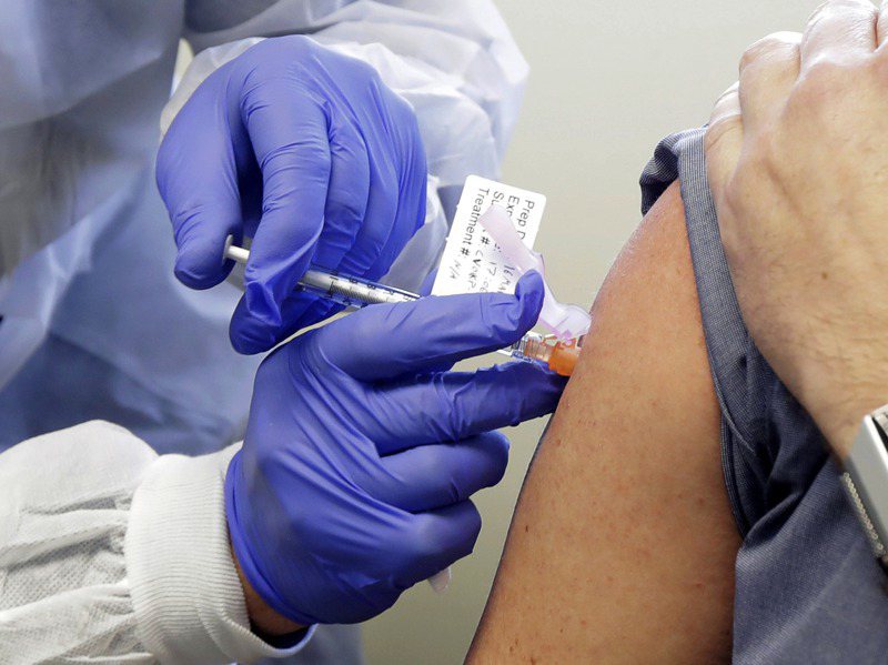輝瑞與莫德納疫苗都已緊急提出批准申請，等到疫苗批准、出場後，誰可以先注射也引起廣大討論。美聯社