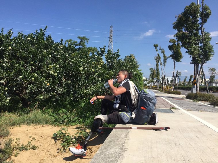 因車禍截肢的陳鴻鑫，穿著義肢徒步環島，以汗水感受台灣土地的溫度。圖／陳鴻鑫提供