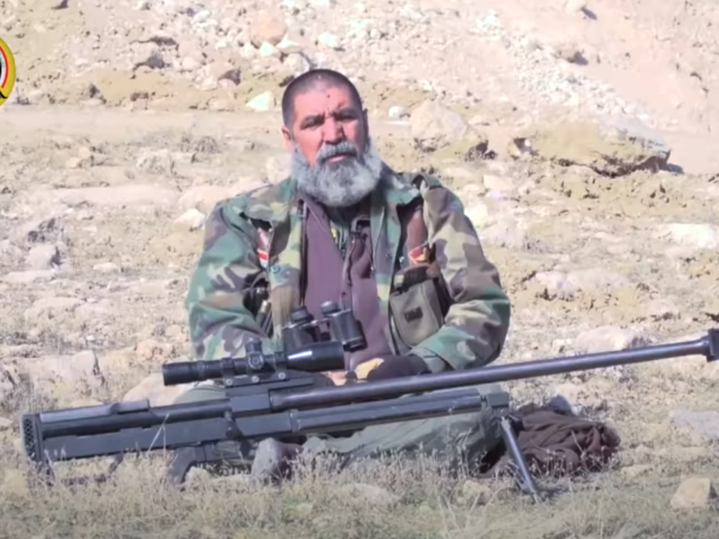 薩爾西（Abu Tahsin al-Salhi）在伊拉克對抗伊斯蘭國的戰爭中立下顯赫戰功，靠著神準的槍法取走384名IS聖戰士的性命， 被封為「鷹眼」。畫面翻攝：YouTube／Al Sura English