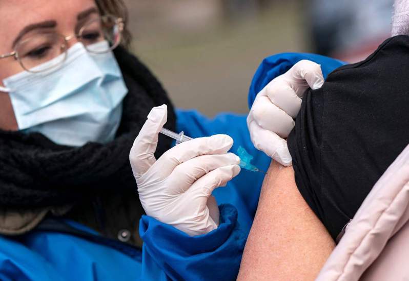 美國與歐洲預計月中開打新冠疫苗以達到群體免疫，台灣的疫情安全許多，疫苗進度卻相對落後也不透明。法新社
