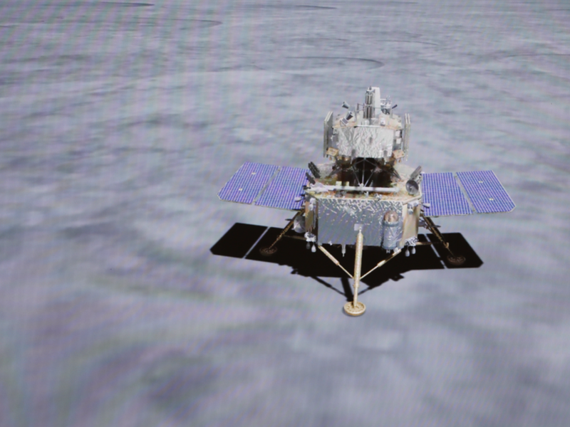 嫦娥五號探測器1日深夜功著陸在月球。中新社