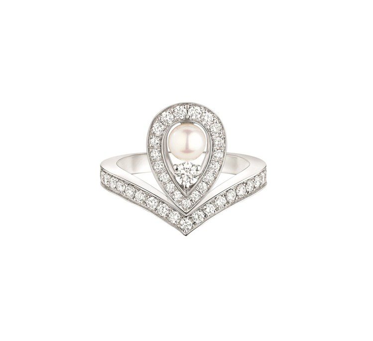 CHAUMET Joséphine Aigrette戒指，18K白金鋪鑲明亮式切割鑽石，鑲嵌一顆 0.60 克拉的 Akoya 珍珠，24萬元。