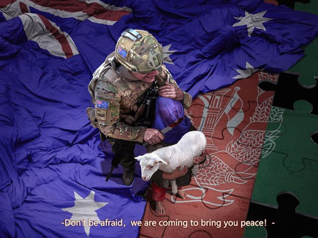 趙立堅推文附上烏合麒麟的插畫，一名身著澳洲軍服的士兵以小刀挾持抱著羊的阿富汗幼童，並以「別害怕，我們將會為你帶來和平」的字幕替該圖片註釋，嘲諷澳洲士兵先前在阿富汗屠殺俘虜及平民的行為。 圖／摘自新浪微博
