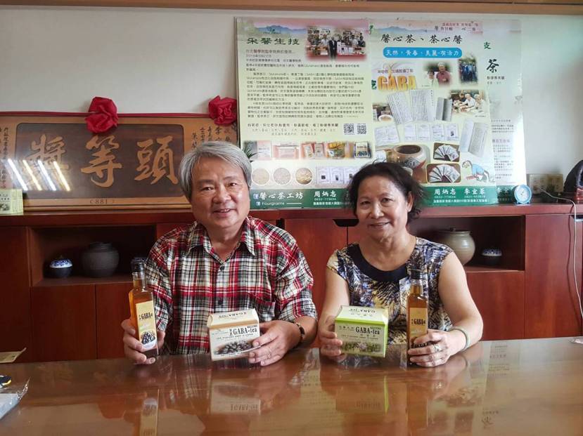 退休校長周炳志（左）重視養生，自己打造無毒栽種的有機農場，也投身有機食品的研發。...