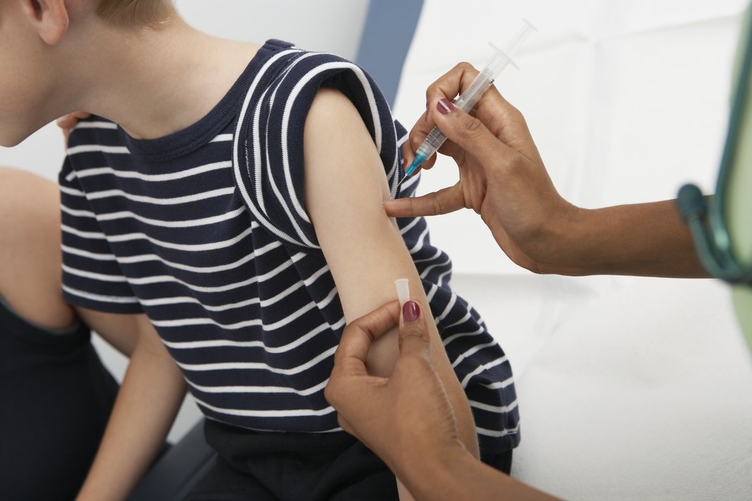 男童接種疫苗情境示意圖。圖／Ingimage