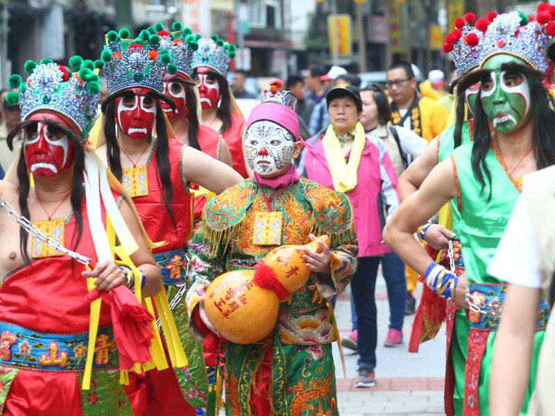 「艋舺青山祭」中，各地角頭都會前往「貼紅壇」展現勢力。圖為2018年青山祭夜巡。圖／聯合報系資料照片