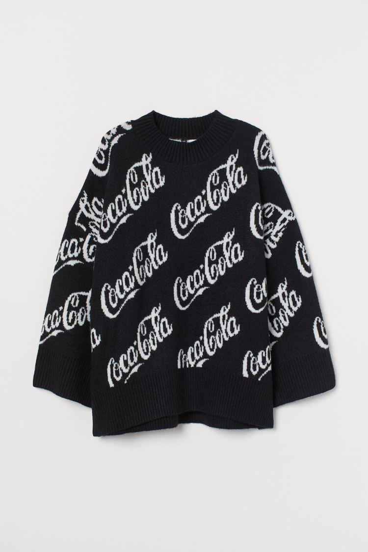H&M亞洲時尚聯名可口可樂系列針織印花上衣1,299元。圖／H&M提供