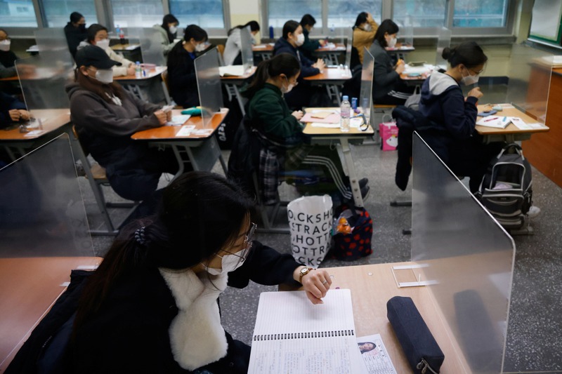 南韓舉行大學修學能力試驗，考場內用隔板減少考生傳染的機率。路透